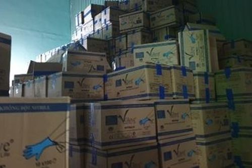 Phát hiện kho hàng chứa 5 triệu găng tay y tế giả
