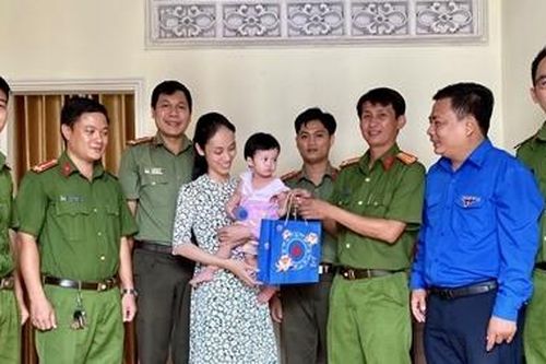 Trao sổ tiết kiệm và quà cho con cán bộ Công an hy sinh