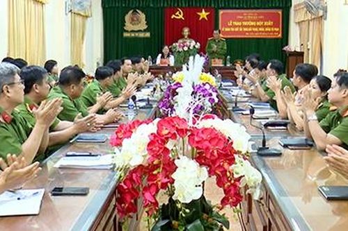 Trao thưởng tập thể có thành tích truy bắt đối tượng truy nã