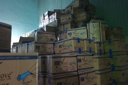 Bắt 5.000 thùng găng tay y tế giả, có dán tem 'chứng nhận lưu hành quốc tế'