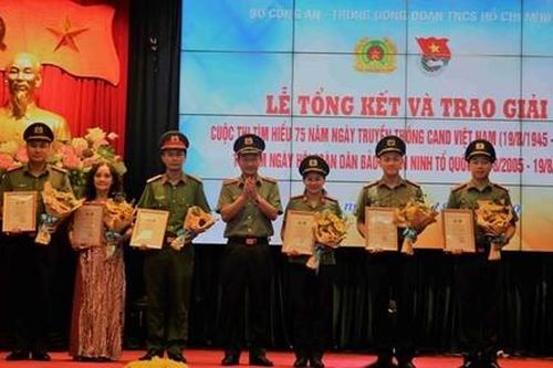 Trao giải cuộc thi viết tìm hiểu về 75 năm Ngày truyền thống CAND Việt Nam