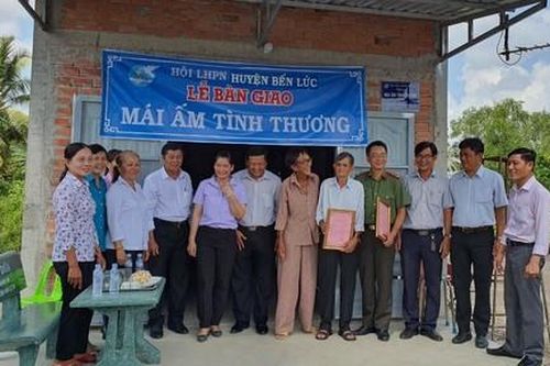 Trao 2 căn nhà tình thương ở Long An