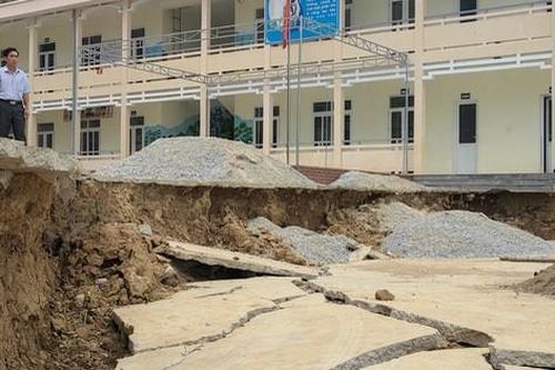 Trường tiểu học sạt lở, hơn 100 học sinh phải đi học nhờ