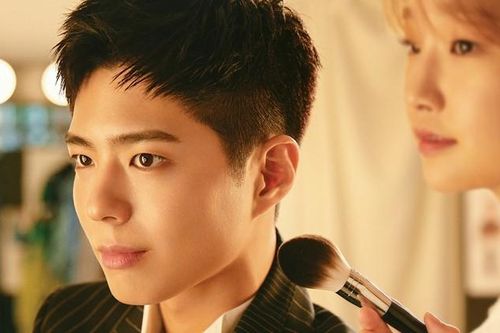 Park Bo Gum lái xe sang, dùng toàn hàng hiệu đắt giá trong hai tập đầu 'Ký Sự Thanh Xuân'