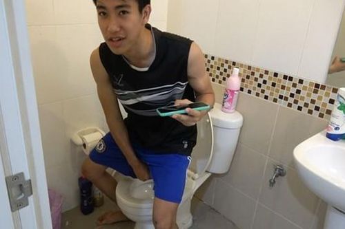 Chuyện như phim kinh dị: Thanh niên bị rắn cắn đúng chỗ hiểm khi đang đi vệ sinh