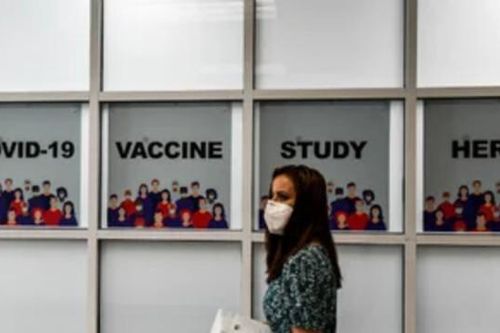 Một vắc-xin COVID-19 sắp ra mắt phải tạm dừng vì 'có thể gây bệnh không giải thích được'