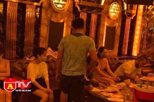 Tạm giữ hình sự nữ nhân viên quán karaoke bán ma túy cho khách