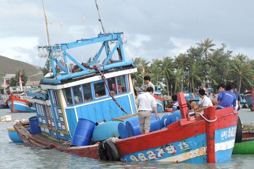Tàu ngư dân Quảng Ngãi bị đâm chìm: 1 người mất tích, 1 người tử vong