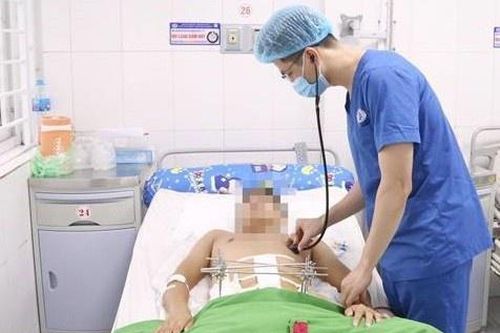 Cứu bệnh nhân bị tường đổ vào người