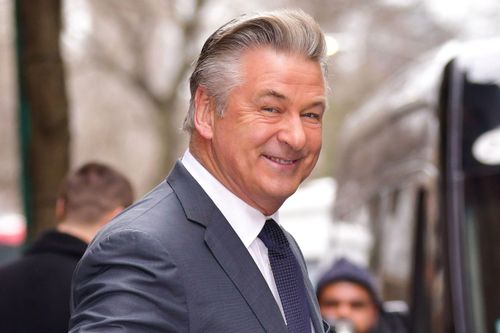 Alec Baldwin đón con thứ 6 ở tuổi 62