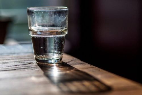 Tại sao nước để qua đêm có mùi hôi?