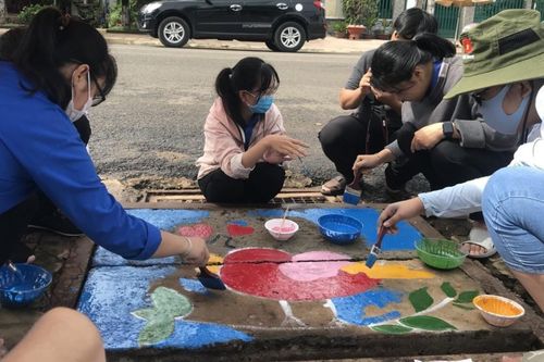 'Thay áo mới' cho nắp cống ở Bình Phước