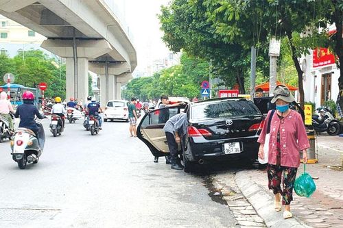 Nhiều xe ô tô dừng đỗ sai quy định trên phố Hào Nam