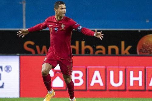 Cristiano Ronaldo vượt 100 bàn thắng quốc tê