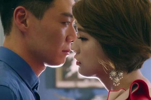 Người phụ nữ lạ mặt trong đám tang của chồng