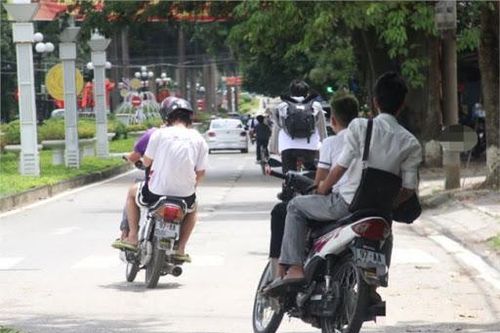 Nỗi lo từ những chiếc xe biển số AA do học sinh điều khiển