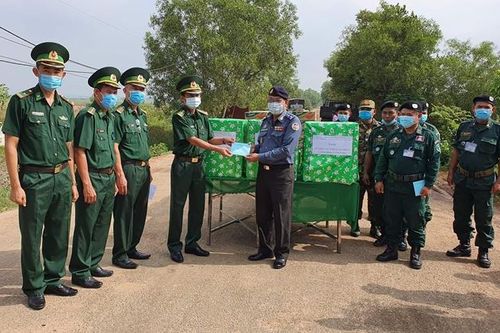 Tặng quà phòng, chống dịch Covid-19 cho lực lượng vũ trang 2 tỉnh Svây Riêng và Prey Veng