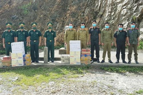 Hỗ trợ lực lượng quản lý, bảo vệ biên giới Lào vật chất phòng, chống dịch Covid-19