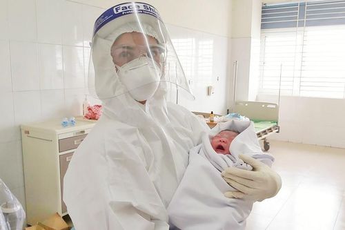 Thêm một sản phụ mắc Covid-19 sinh con an toàn tại tuyến đầu chống dịch