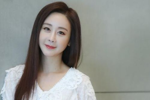 Hoa hậu Hàn Quốc lên truyền hình tuyên bố 'cạch mặt' hội chị em vì lí do gây sốc