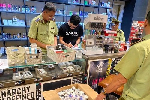 Núp bóng quán cà phê bán cả nghìn máy hút thuốc lá điện tử