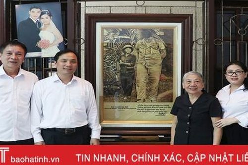 Trao tặng tranh của Chánh án TAND Tối cao cho 'O du kích nhỏ'