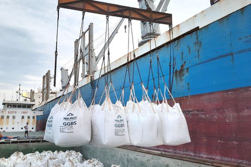 Việt Nam lần đầu tiên xuất khẩu xỉ hạt lò cao nghiền mịn S95