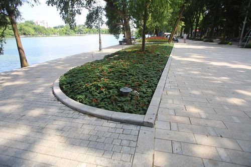 Người đi bộ luồn lách giữa vật liệu thi công vỉa hè Hồ Gươm