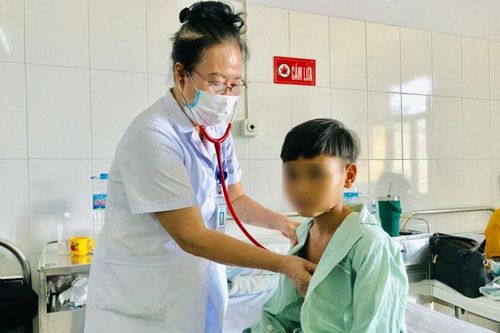 Cha mẹ nhờ thầy cúng trị bệnh, con bị suy thận, nhập viện