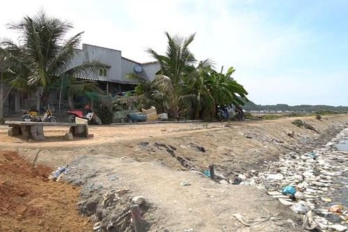 Rác thải 'bủa vây' làng muối Tân Diêm