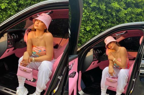 Kylie Jenner nổi bật với style 'lấy khăn làm áo' thả dáng bụi bặm trong con xế hộp màu hường