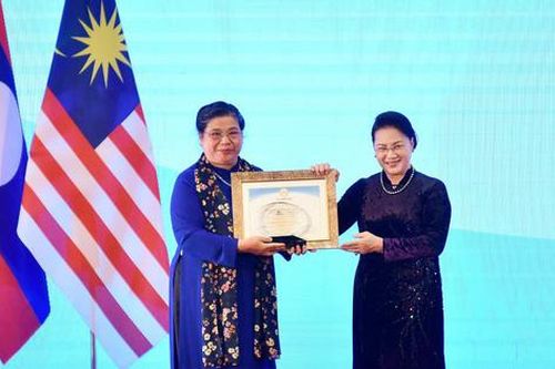 Phó Chủ tịch Thường trực Quốc hội Tòng Thị Phóng nhận Giải thưởng Cống hiến xuất sắc đối với AIPA