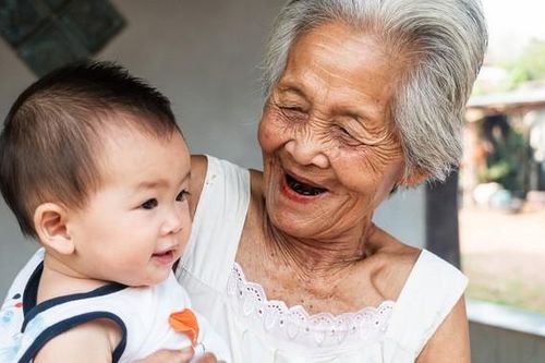 Băn khoăn của bà nội vừa ở quê lên thành phố chăm cháu