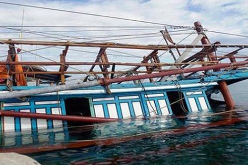 Tàu câu mực bị đâm chìm khiến 1 người mất tích, 2 người bị thương