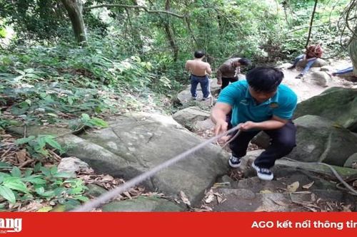 Leo núi rèn sức khỏe