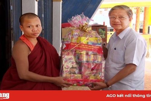 Bí thư, Chủ tịch UBND huyện Tri Tôn thăm các chùa Khmer