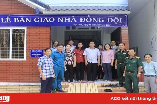 Trao 'Mái ấm đồng đội' tại phường Mỹ Thới