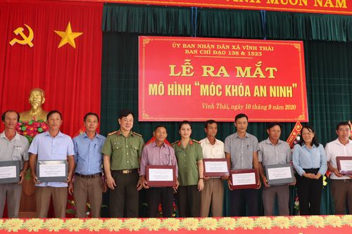 Phát 1.000 'Móc khóa an ninh' cho người dân xã Vĩnh Thái