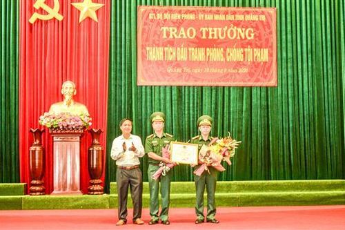 Khen thưởng đột xuất thành tích đấu tranh phòng, chống tội phạm
