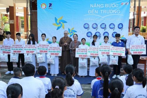 Phật giáo Tiền Giang và các nơi tặng học bổng, quà