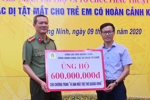 Công an Quảng Ninh ủng hộ 600 triệu phẫu thuật dị tật mắt trẻ em