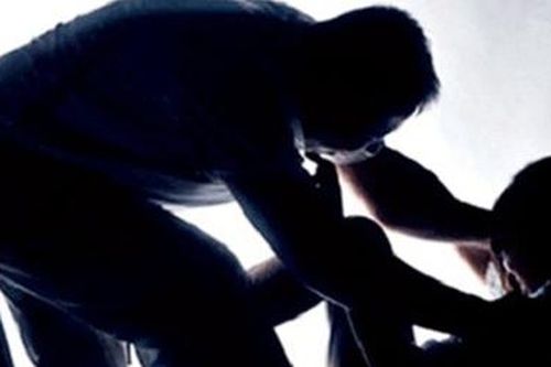 Dùng ảnh 'nóng' cưỡng dâm thiếu nữ