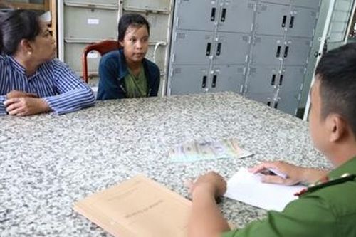 Đến thăm bạn trai, 'tiện tay' trộm 30 chỉ vàng của hàng xóm