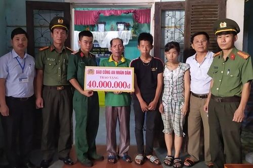 Báo CAND trao tặng 40 triệu đồng cho gia đình có hoàn cảnh khó khăn tại Nghệ An