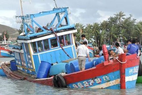 Tàu cá có 27 ngư dân bị tàu hàng tông chìm, 1 người mất tích