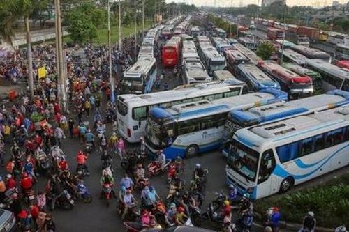 Bắt đối tượng chuyên thu tiền bảo kê xe chở công nhân
