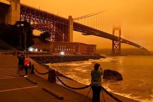 Chùm ảnh bầu trời vịnh San Francisco chuyển đỏ quạch vì cháy rừng