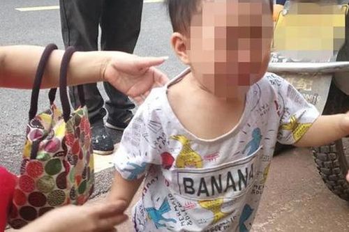 Bé gái hơn 1 tuổi bị bỏ rơi giữa đường với hơn 70 nghìn đồng cùng một dòng tin nhắn đau lòng từ gia đình