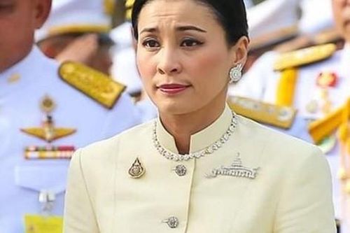 Hoàng hậu xinh đẹp kém Vua Thái Lan 25 tuổi: Cựu tiếp viên hàng không từng được thăng cấp bậc Thiếu tướng