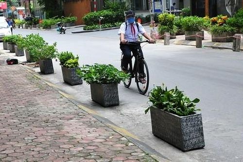 Hà Nội: Barie, chậu hoa trải dọc ngõ Dâu phường Mộ Lao (Hà Đông) để không cho ô tô tiếp tục đậu xe dưới lòng đường